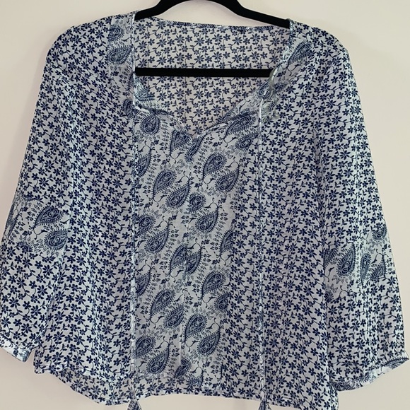 Beautiful, Lightweight & Flowy Blue And White Paisley Blouse. - Picture 2 of 3